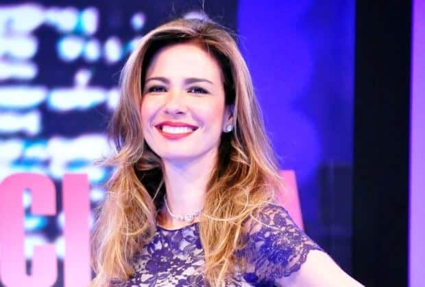 Divulgação / RedeTV! Luciana Gimenez rebate crítica de seguidor por magreza: "Adoro osso"