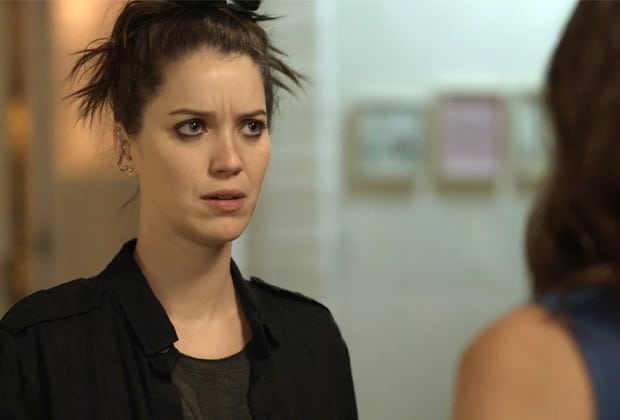 Reprodução/ TV Globo Lorena pede perdão de Júlia e grava vídeo inocentando a irmã.