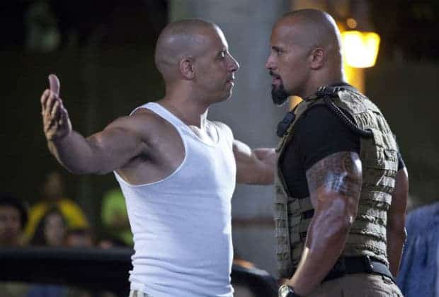 Divulgação Vin Diesel e The Rock brigam feio e precisam ser separados em lançamento de "Velozes e Furiosos 8"