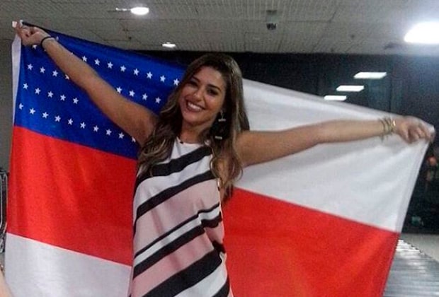 Vice-campeã do BBB17, Vivian é recebida com festa em aeroporto de Manaus