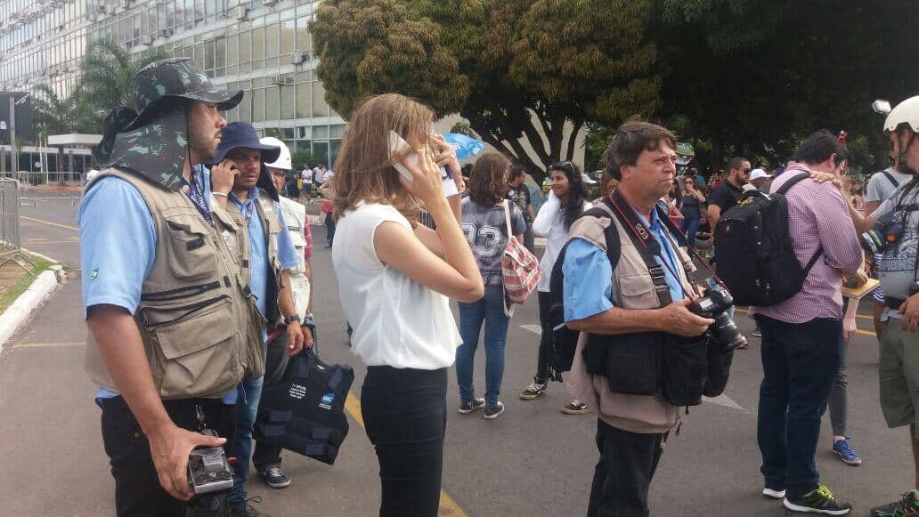 A repórter Fernanda Muylaert e a equipe do SBT cercadas por manifestantes em Brasília.