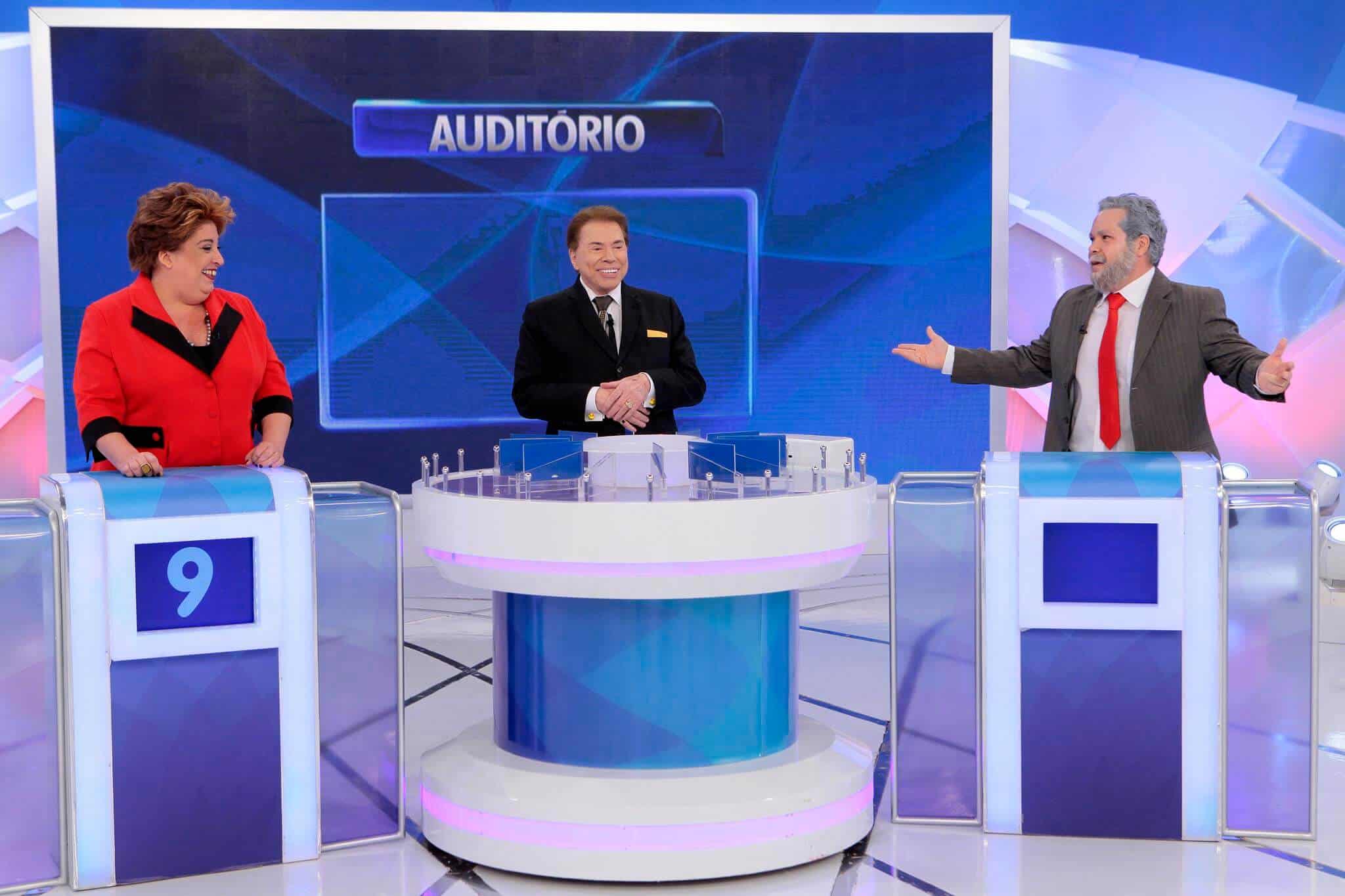 Lourival Ribeiro / SBT Em seu dominical, Silvio Santos recebe “Dilmoca” (Mila Ribeiro) e “Lulofe” (Ênio Vivona).