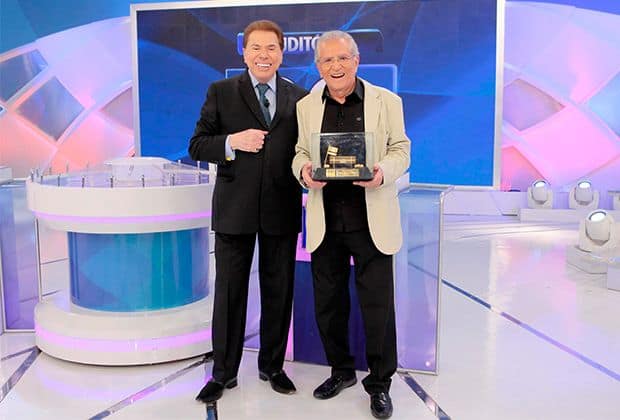 Divulgação / SBT Silvio Santos emociona Carlos Alberto de Nóbrega com troféu especial e homenagem