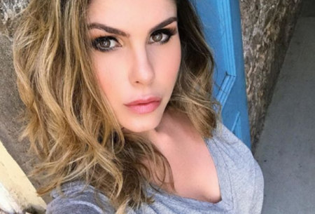 Bárbara Evans aparece nua em banheira bumbum para cima