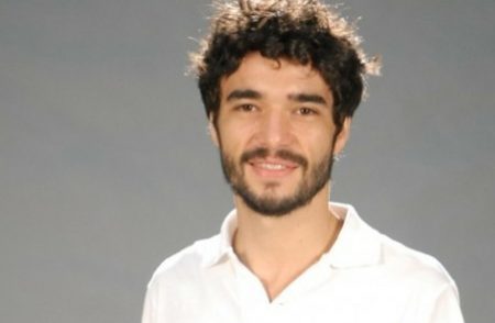 Caio Blat posta foto deitado em túmulo de cemitério e é detonado por seguidores