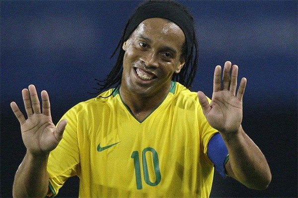 Ronaldinho Gaúcho não dá as caras em jantar com fãs