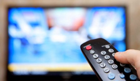 Brasileiro dedica mais tempo à televisão em 2017, aponta estudo