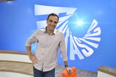 Tadeu Schmidt comemora 20 anos de casado: “Passamos a ser um só!”