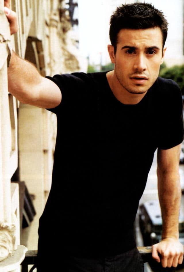 Freddie Prinze Jr. Detona Kiefer Sutherland, Astro De 