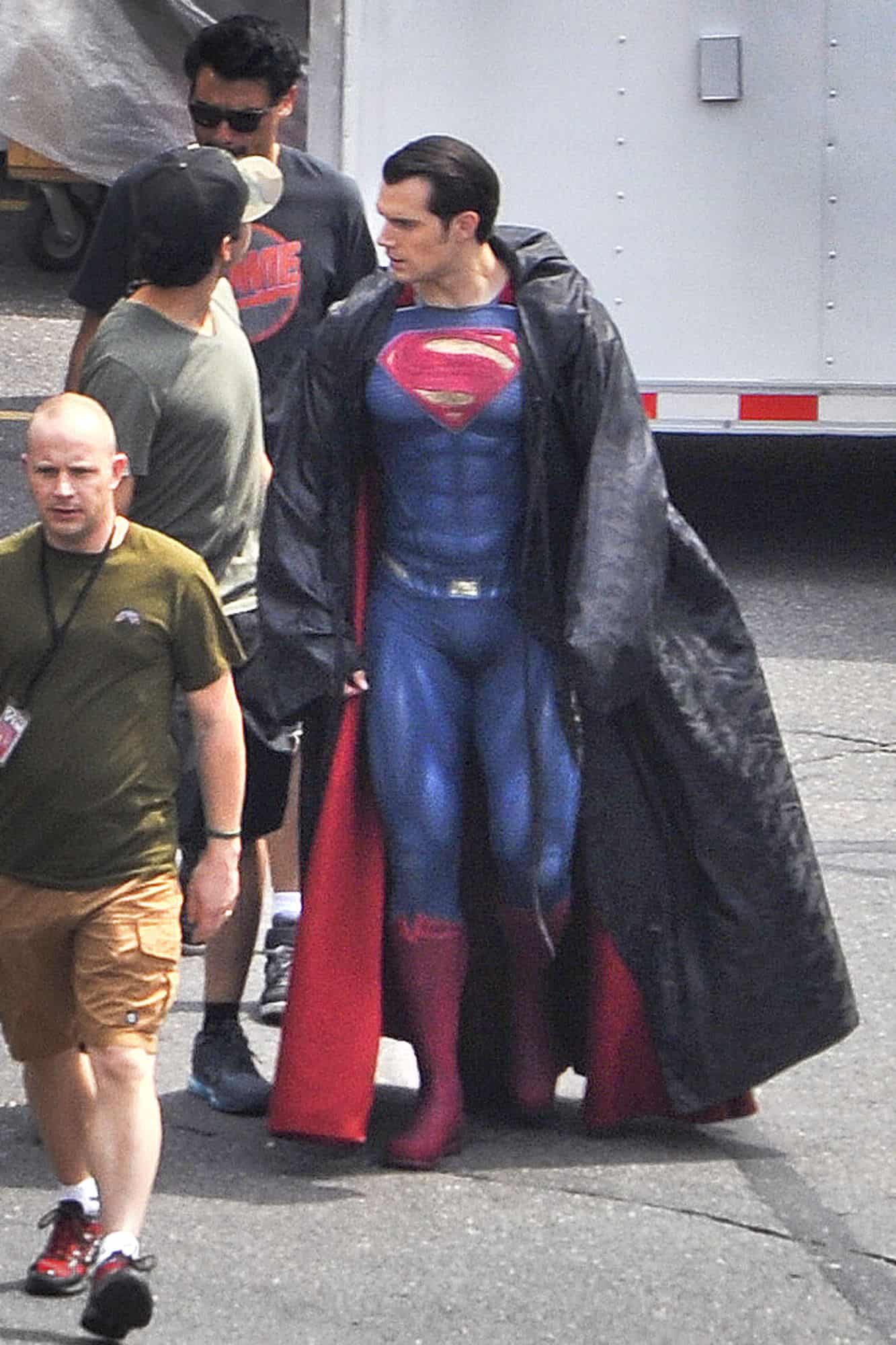 Confira Henry Cavill e Amy Adams no set de filmagens de Batman V