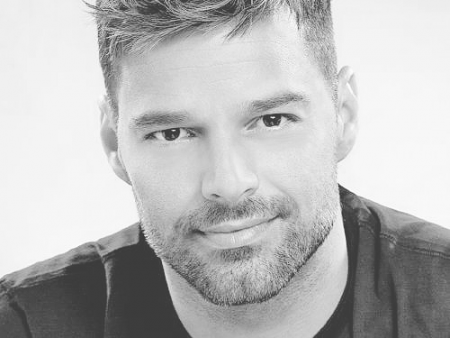 Epa! Ricky Martin aparece seminu e enlouquece fãs