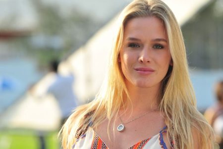 Fiorella Mattheis abre álbum de fotos e divulga cliques da infância