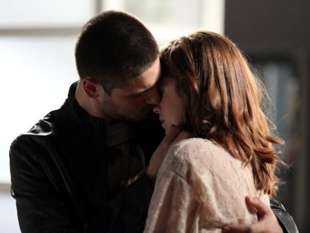 Império – Capítulo de Sábado (29/05): Ísis e João Lucas se beijam