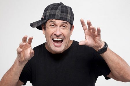Sérgio Mallandro causa ao fazer “pesquisa eleitoral” em show de humor; veja vídeo