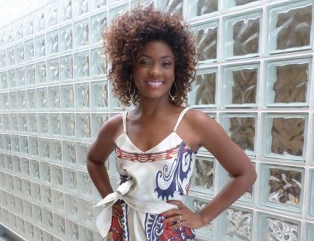 Erika Januza conta que trava na hora da paquera e diz ser envergonhada