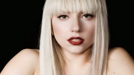 Lady Gaga faz suspense sobre jantar romântico após flagra