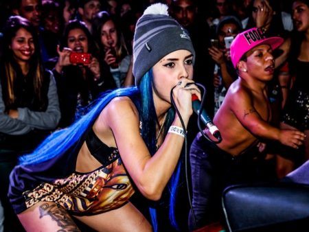 Tati Zaqui mostra corpão de lingerie e shortinho e seguidores babam