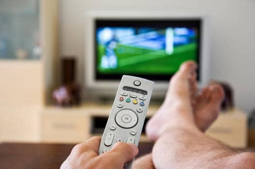 Tempo médio do brasileiro em frente à TV cresce em três anos