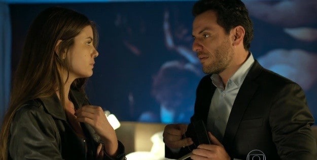 Verdades Secretas, Alex disfarça a tensão ao ver Angel