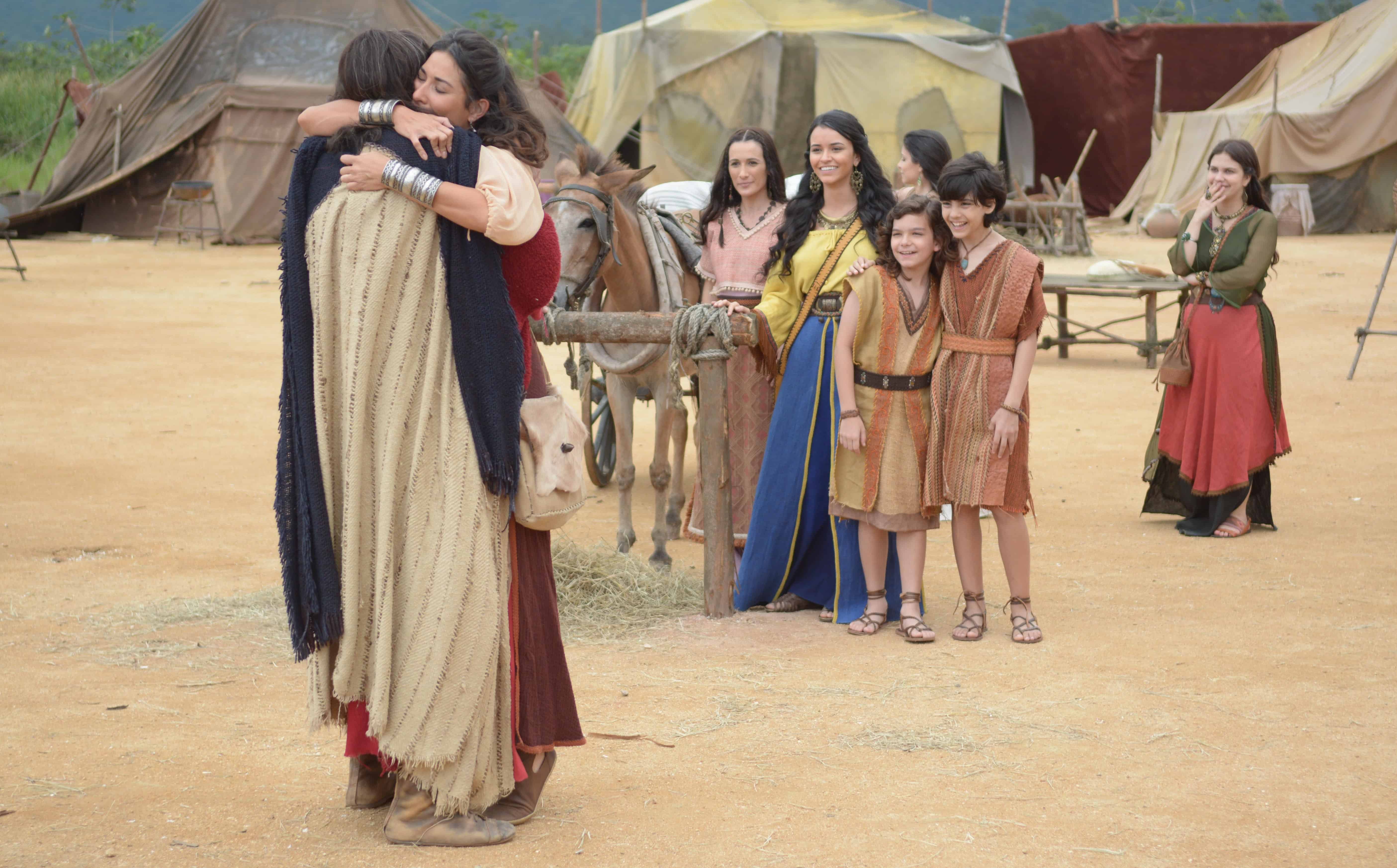 "Os Dez Mandamentos" Moisés reencontra seus familiares no deserto