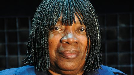 Milton Nascimento surge com filho e faz declaração