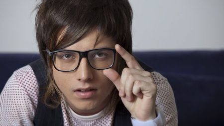 Pe Lanza, do Restart, surge irreconhecível com esposa e choca com declaração