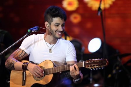 Gusttavo Lima responde internauta que o chamou de brega: “Vai ficar pra tia”