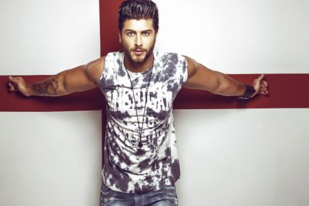 Jesus Luz sensualiza em foto sem camisa e tira seguidores do sério