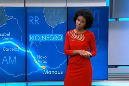 Maju Coutinho quebra protocolo e mostra o que tem atrás da bancada do “JN”