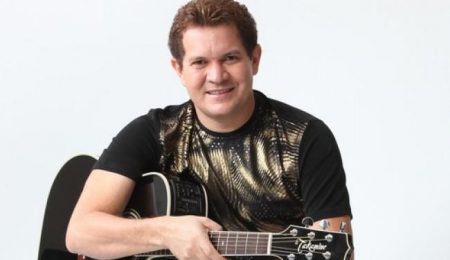 Ximbinha faz xixi nas calças em show do Roupa Nova, diz Leo Dias
