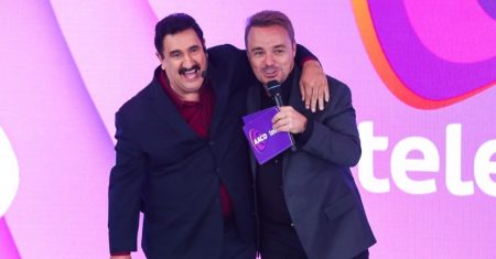 Ratinho compartilha vídeo abraçando Gugu e emociona com declaração