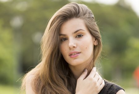 Camila Queiroz revela como surgiu convite pra cantar com sertanejo