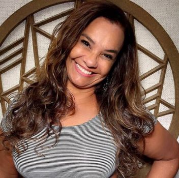 Solange Couto tira toda a roupa em teatro e deixa os fãs babando
