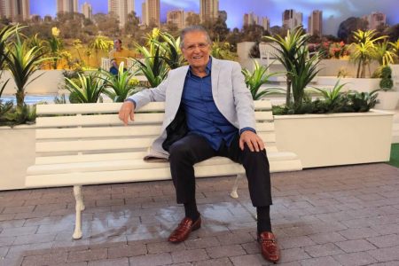 Carlos Alberto de Nóbrega revela que Silvio Santos já bateu em seu automóvel: “Só tem carro velho”