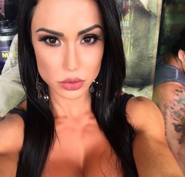 Gracyanne Barbosa faz topless e impressiona seguidores; veja