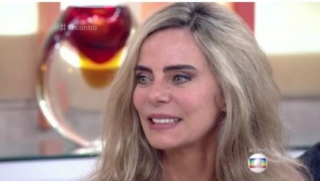 Bruna Lombardi impressiona fãs ao surgir decotadíssima aos 66 anos