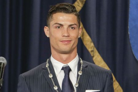 Cristiano Ronaldo beija filha na boca e divide opiniões
