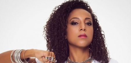 De biquíni, Negra Li exibe corpão e recebe elogios de seguidores