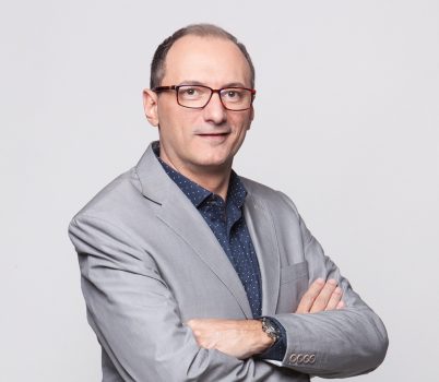 Fora do ar, Britto Jr vira Mãe Dináh e prevê Rodrigo Faro na Globo
