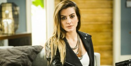 Cleo Pires critica veto a vídeo no qual aparece com seios à mostra