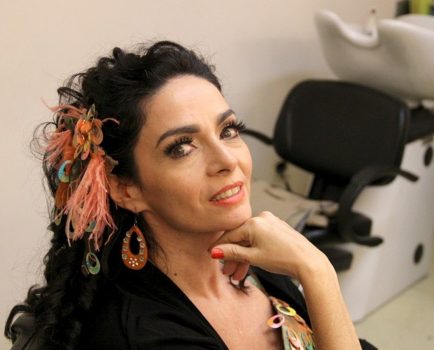 Aos 55 anos, Claudia Ohana aparece de biquíni e enlouquece fãs
