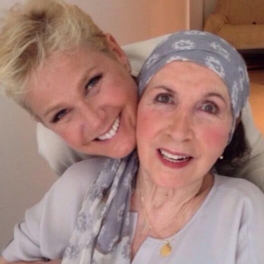 Xuxa homenageia a mãe e diz: “Daria alguns anos de vida para vê-la sem dor”