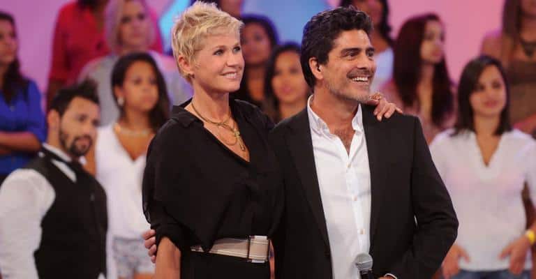 Junno Andrade aparece loiro para apresentar o “Dancing Brasil” com Xuxa