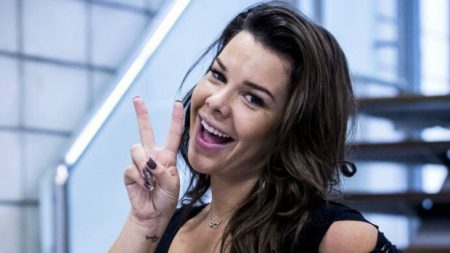 Fernanda Souza posa com ex-BBBs e irrita seguidores
