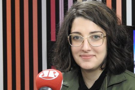 Clarice Falcão diz que não toma banho há 3 dias e marido revela situação