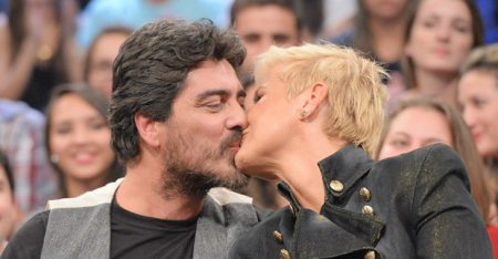 Xuxa Meneghel completa 55 anos e recebe homenagem de Junno Andrade