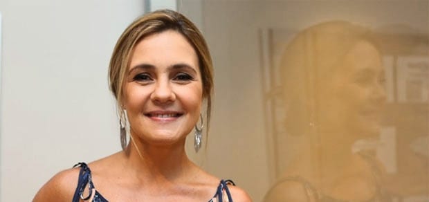 Em “Segundo Sol”, Adriana Esteves viverá cafetina travestida de promoter