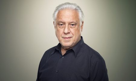 Antônio Fagundes aparece de cadeira de rodas na Sapucaí