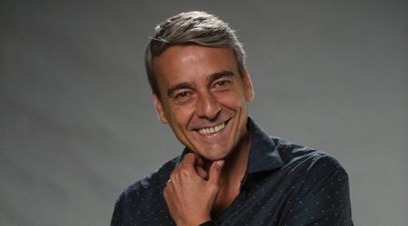 Em momento raro, Alexandre Borges aparece ao lado da esposa