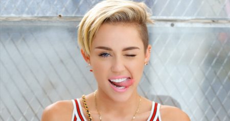 Miley Cyrius revela ter feito bullying contra Hailey Baldwin na infância
